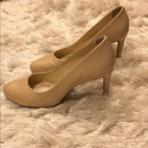 Nude shiny leather type material pumps